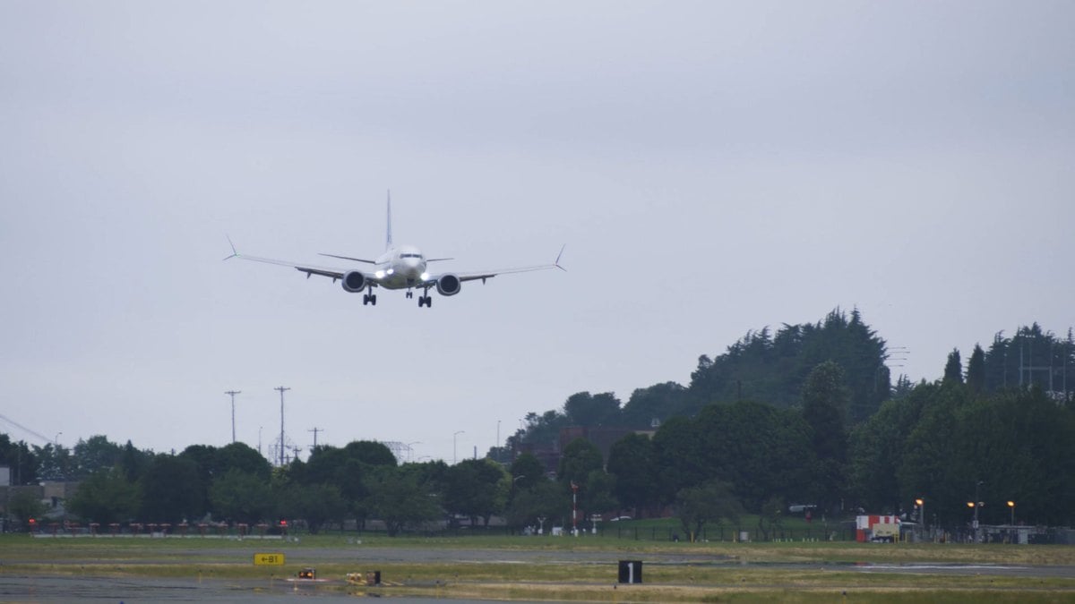El avi&oacute;n de pruebas del Boeing 737-10 se aproxima a la pista de Boeing Field, en Seattle, con el tren de aterrizaje desplegado