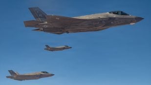 Tres cazas F-35A de la Fuerza Aérea de Estados Unidos en vuelo sobre la zona del Mando Central