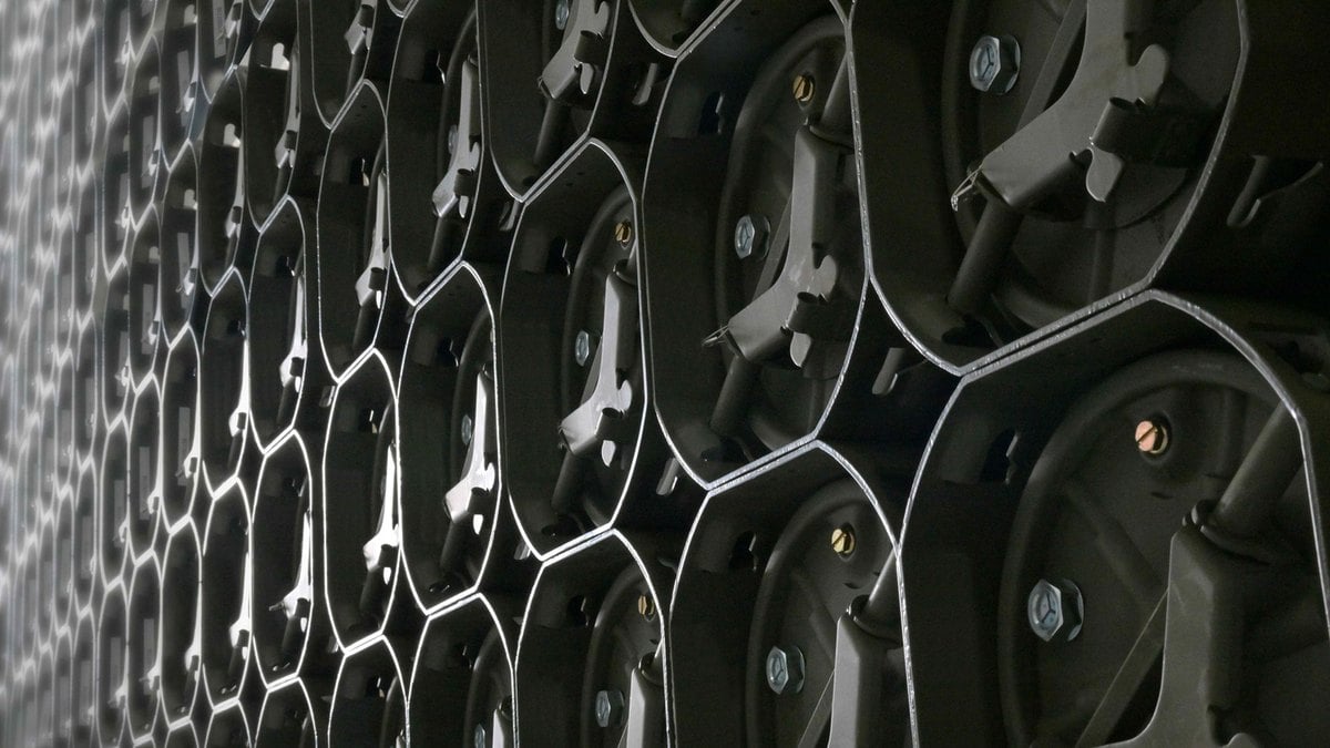 Carcasas de kits APKWS apiladas en la fábrica de BAE Systems