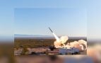 Lanzamiento de un cohete ER GMLRS desde un lanzador sobre ruedas en una prueba de vuelo en el desierto