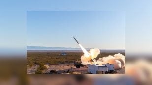 Lanzamiento de un cohete ER GMLRS desde un lanzador sobre ruedas en una prueba de vuelo en el desierto