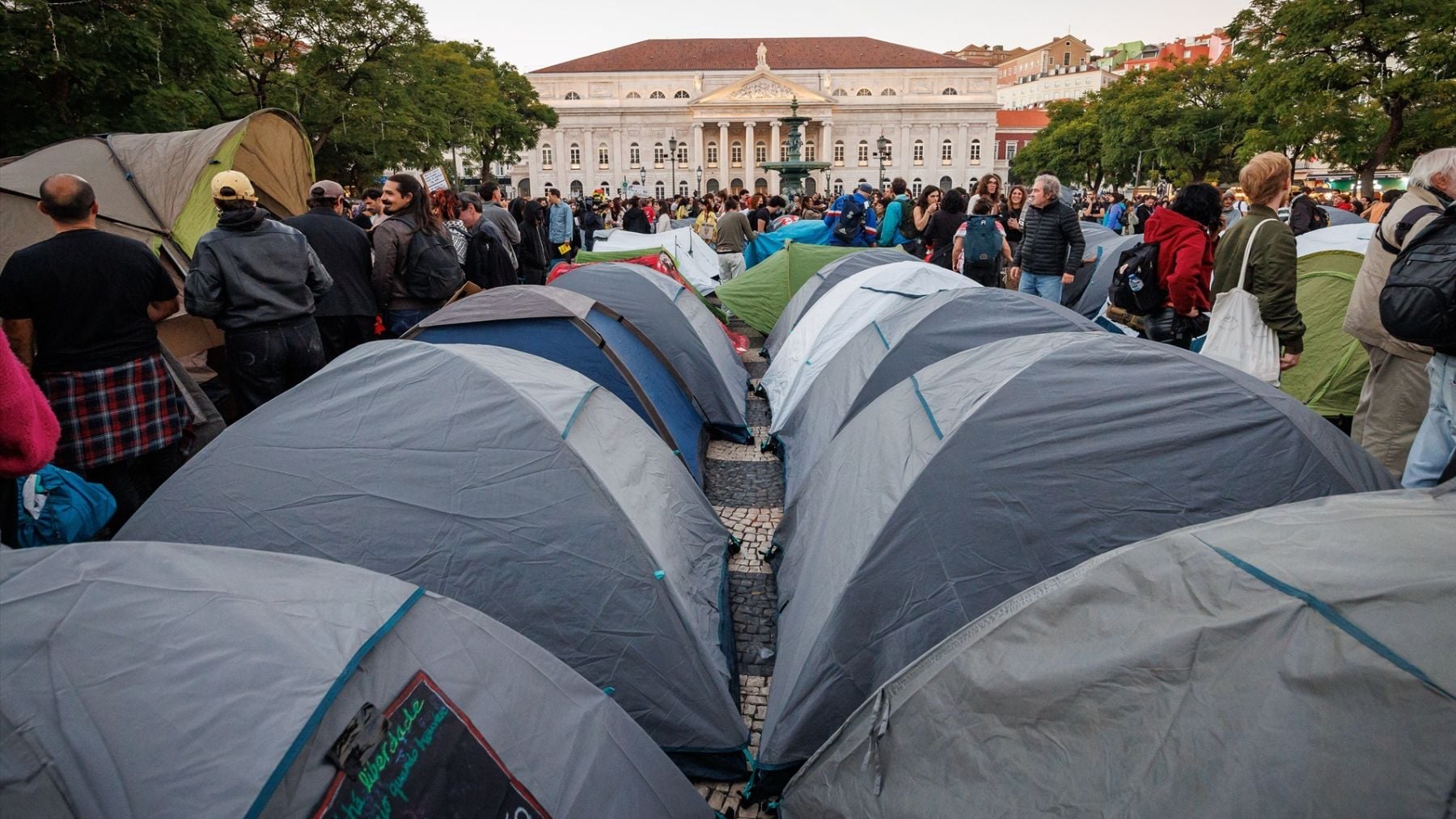 La Policía portuguesa detiene a 31 personas durante el desalojo de las acampadas de Lisboa y Oporto