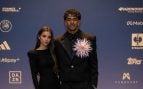 Lamine Yamal e Inés García conquistan el Balón de Oro con dos looks negros, una flor de Chanel y un guiño a Pedro Pascal