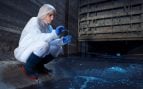 Una científica toma muestras de las aguas residuales de una ciudad, adonde llegan los vertidos de aguas químicas al alcantarillado. Foto: Magnific - @aleksandarlittlewolf