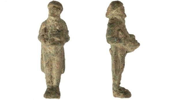 Figurilla de bronce del dios Priapo, de frente y de perfil, hallada en Novae. Foto: Krzysztof Narloch / Universidad de Varsovia