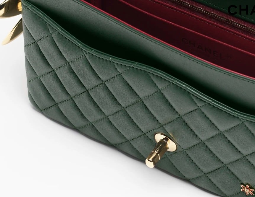 Kate Middleton se suma a la tendencia de lo "usado" con su bolso Chanel arrugado de color verde bosque