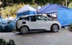 coche eléctrico enchufado farola plaza españa acampada vivienda