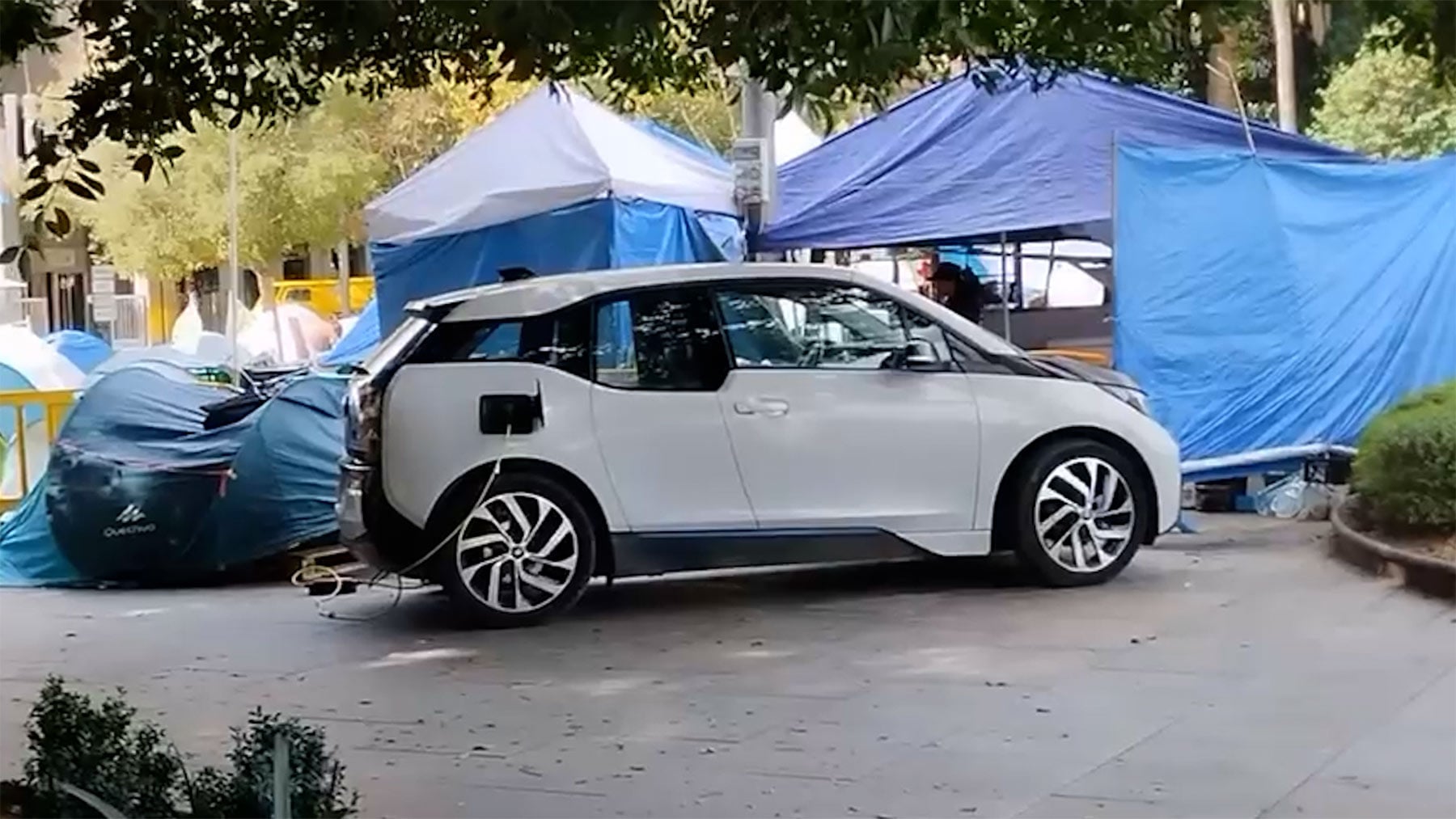 Un coche eléctrico burla la vigilancia policial y se