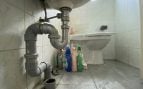 Los fontaneros expertos coinciden: cada invierno se acumula esto en el desagüe del baño provocando mal olor en toda la casa