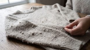 Jersey acumulación visible de pequeñas fibras. Imagen generada por IA