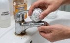 Los expertos en limpieza coinciden: para eliminar el óxido de grifos y sartenes sólo necesitas usar un poco de papel de aluminio