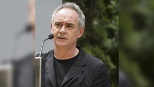 Ferran Adrià en junio de 2014, en la exposición pública de la elBullifoundation "Un proyecto para compartir". Foto: Generalitat de Cataluña vía Wikimedia Commons - Atribución