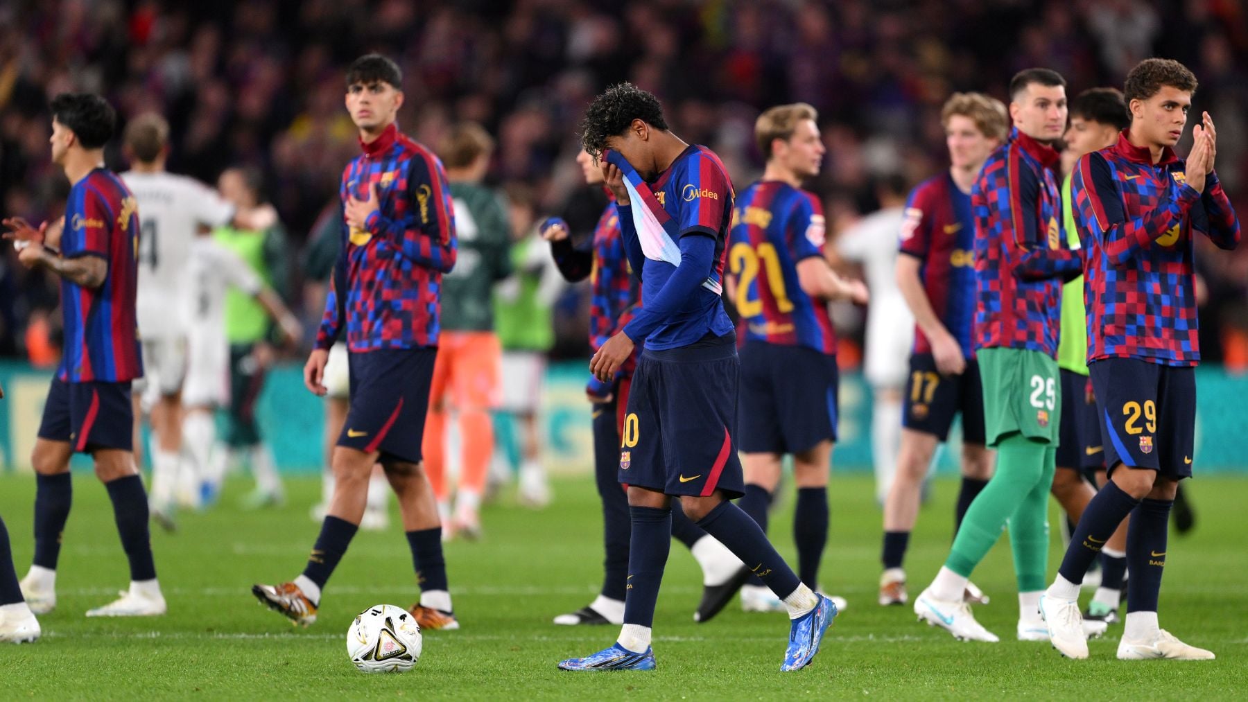 El Barcelona suspende sus dos grandes exámenes: PSG y Real Madrid desinflan el suflé de Flick