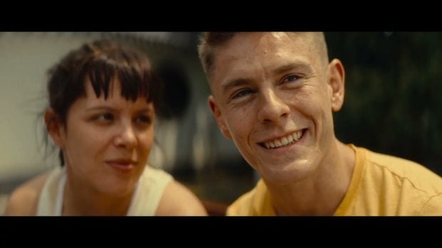 Los actores Patrick Criado y Andrea Ros en la película 'Karateca' (Foto: Warner Bros Pictures).