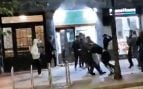 Encapuchados ‘borrokas’ apalean a viandantes de Bilbao que les recriminan su violencia en las calles