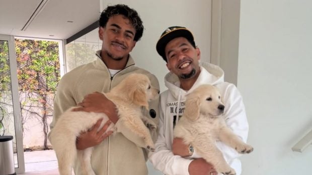 Lamine y Mounir posando junto a los dos cachorros golden retriever (Fuente: Instagram)