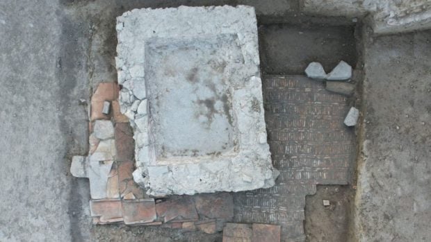 Vista a&eacute;rea de los suelos romanos hallados en la residencia de Novae, con un pavimento de peque&ntilde;os ladrillos junto a una estructura de piedra. Foto: Krzysztof Narloch / Universidad de Varsovia
