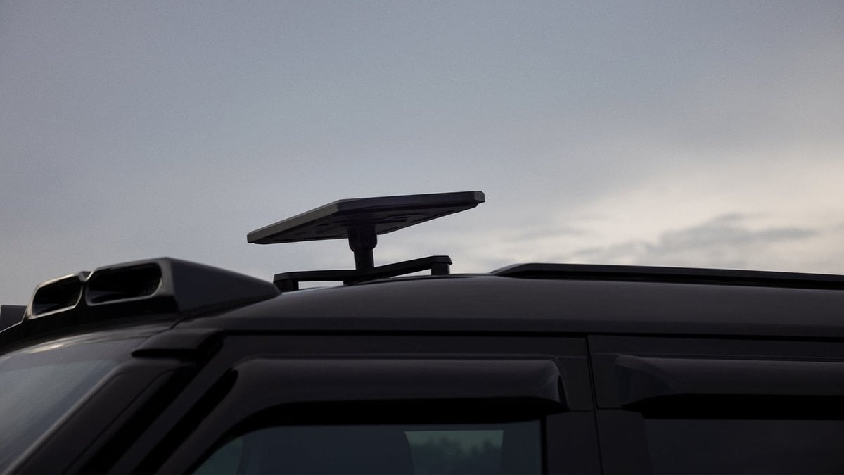 Antena plana de comunicaciones por sat&eacute;lite montada en el techo de un todoterreno negro