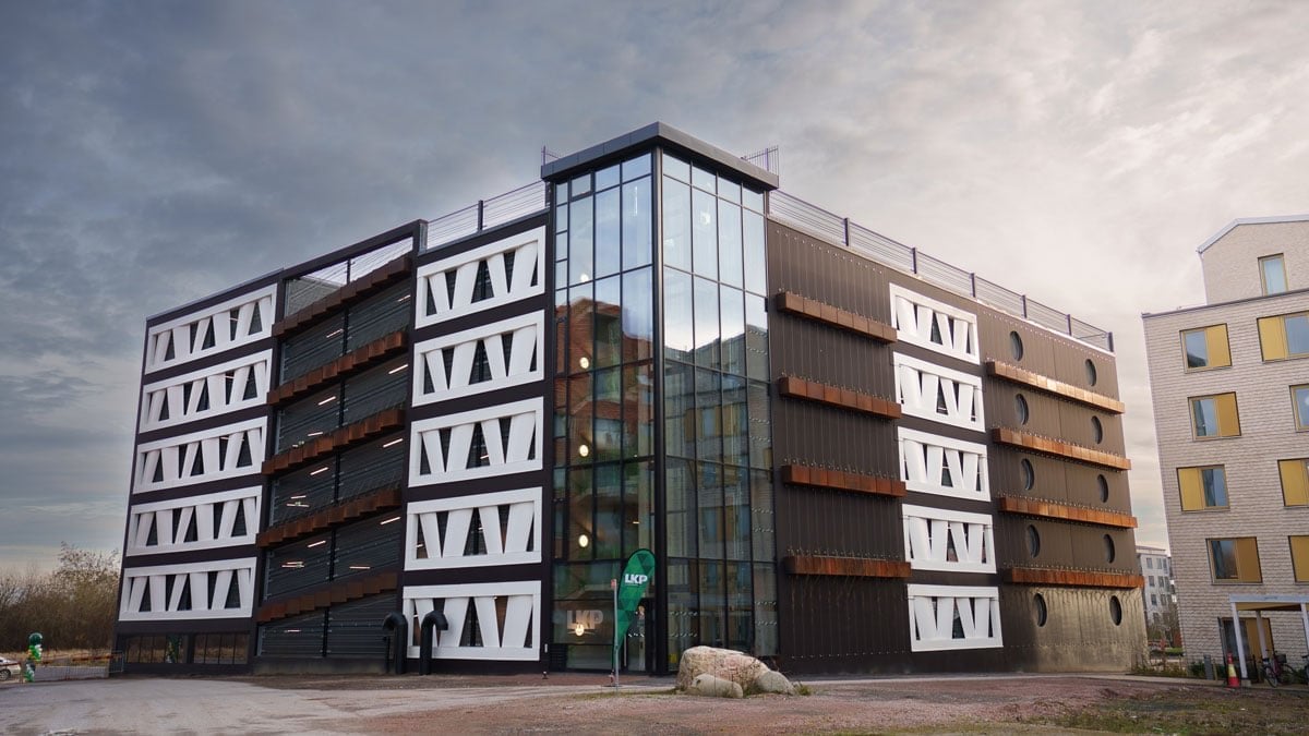 Fachada del aparcamiento Niels Bohr de Lund con paneles blancos hechos con palas de aerogenerador serradas