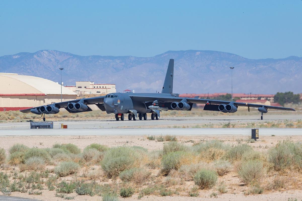 Un B-52 del 419.&ordm; Escuadr&oacute;n de Pruebas de Vuelo en la pista de Edwards con el misil hipers&oacute;nico ARRW bajo el ala