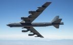 Un bombardero B-52 vuela sobre Edwards con el misil hipersónico ARRW, de color blanco, bajo el ala izquierda