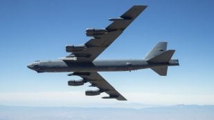Un bombardero B-52 vuela sobre Edwards con el misil hipersónico ARRW, de color blanco, bajo el ala izquierda