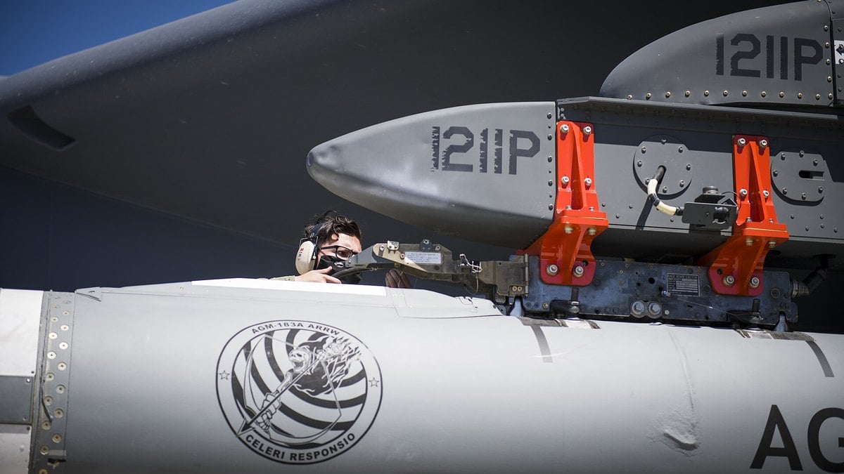 Un mec&aacute;nico de la Fuerza A&eacute;rea fija el misil hipers&oacute;nico ARRW al soporte bajo el ala de un B-52