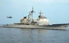 El crucero USS Vicksburg (CG 69), uno de los cruceros Ticonderoga retirados, navega por el Atlántico con un helicóptero a popa