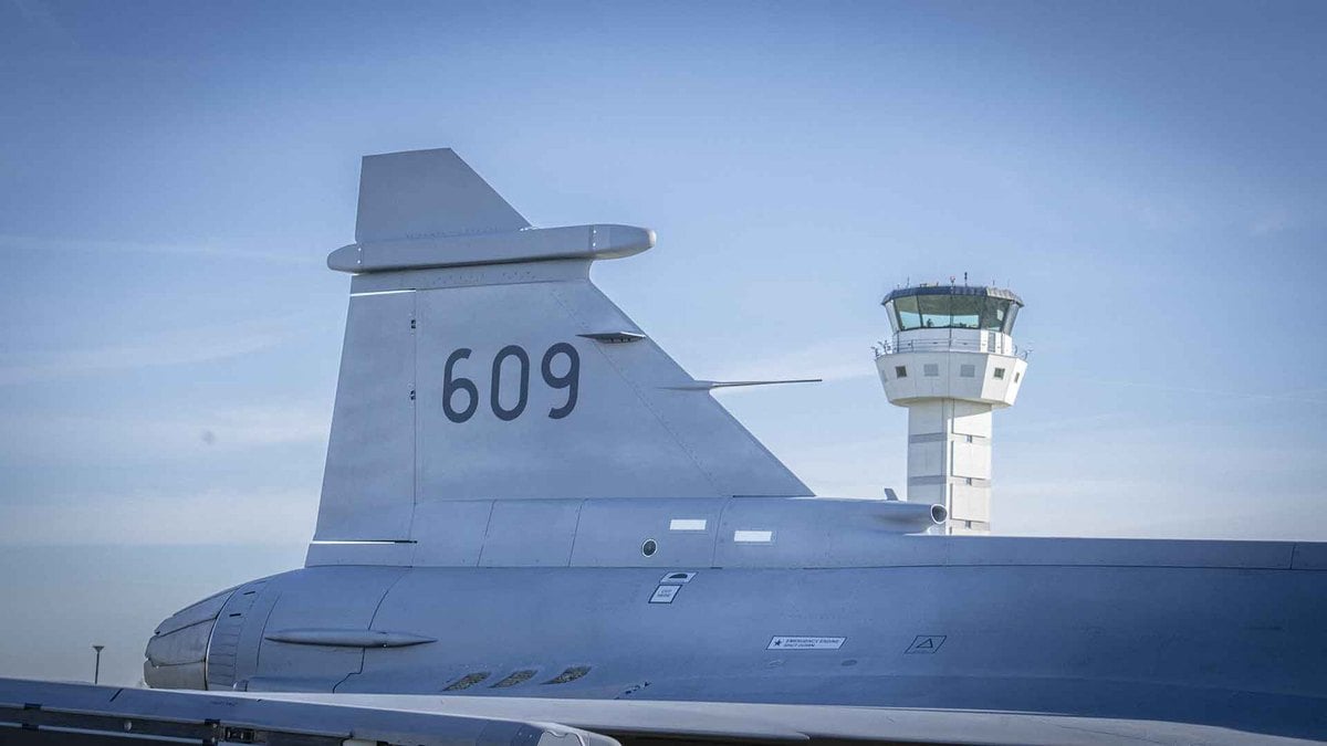 Deriva de un Gripen E con el n&uacute;mero 609 y una torre de control al fondo, en la ceremonia de entrega de S&aring;ten&auml;s