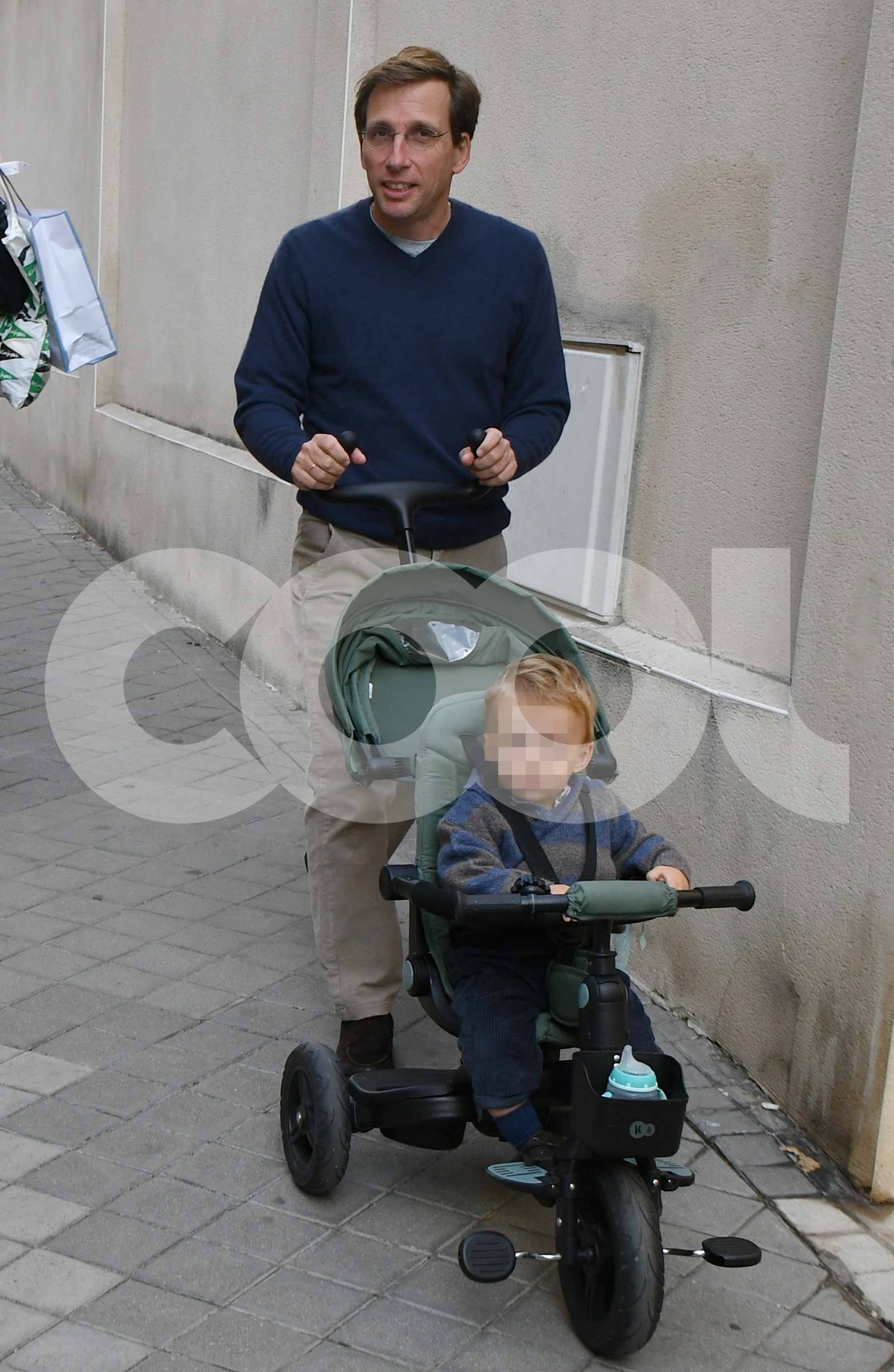 Jos&eacute; Luis Mart&iacute;nez Almeida y su hijo en Madrid. (Foto: COOL) 