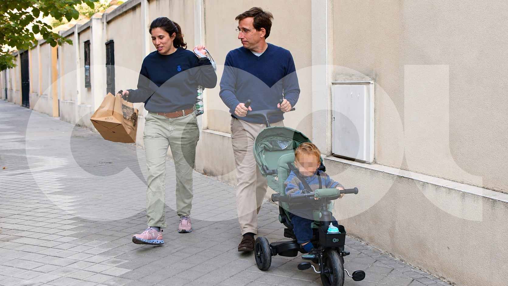 José Luis Martínez Almeida, Teresa Urquijo y su hijo en Madrid. (Foto: COOL)