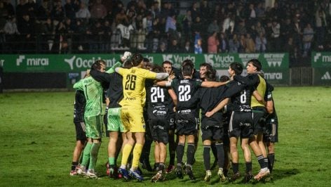El Sestao River celebra su histórica victoria contra el Espanyol. (EFE)