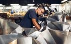 Alfonso Parra Rubio, del MIT, trabaja entre celdas de origami de aluminio plegado en un taller del Center for Bits and Atoms