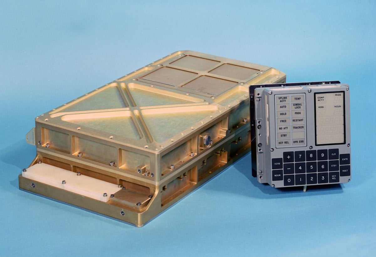El Apollo Guidance Computer original, una caja metálica dorada, junto a su teclado con pantalla DSKY
