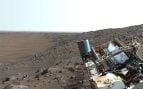 El rover Perseverance junto al cauce seco de Neretva Vallis, cubierto de polvo de Marte, en el cráter Jezero