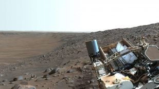 El rover Perseverance junto al cauce seco de Neretva Vallis, cubierto de polvo de Marte, en el cráter Jezero