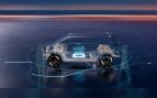 Recreación de la plataforma L4-Ready de Stellantis para coches sin conductor, con sensores en el techo y dos peatones detectados alrededor