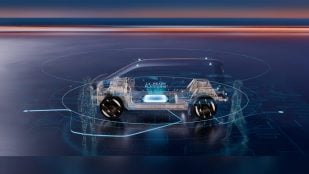 Recreación de la plataforma L4-Ready de Stellantis para coches sin conductor, con sensores en el techo y dos peatones detectados alrededor