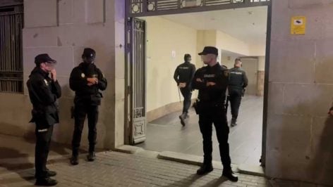 Policías de la UPR en el Ministerio donde están encerrados sus compañeros.