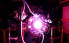 Polaris, el prototipo de fusión nuclear de Helion, con el plasma encendido en el centro de la máquina