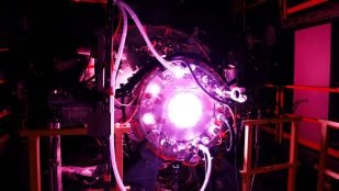 Polaris, el prototipo de fusión nuclear de Helion, con el plasma encendido en el centro de la máquina