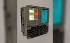 Réplica a escala 1:1 del DSKY, el teclado del ordenador del Apolo 11, con luces de aviso encendidas y pantalla verde, construida por Michael Newton con una Raspberry Pi