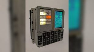 Réplica a escala 1:1 del DSKY, el teclado del ordenador del Apolo 11, con luces de aviso encendidas y pantalla verde, construida por Michael Newton con una Raspberry Pi