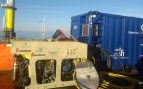 El robot submarino Étaín de la Universidad de Limerick, un ROV Comanche, en la cubierta de un barco junto a un parque eólico marino