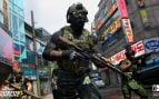 Soldados armados avanzan por una calle comercial surcoreana en una captura de Call of Duty en Switch 2, con el logotipo de Modern Warfare 4
