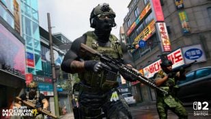 Soldados armados avanzan por una calle comercial surcoreana en una captura de Call of Duty en Switch 2, con el logotipo de Modern Warfare 4