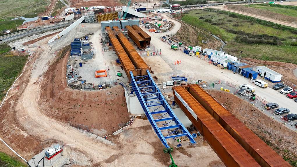 Secciones del tablero oeste del viaducto HS2 en montaje junto a la M6 con la nariz de lanzamiento azul, en marzo de 2026