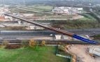 Tablero de acero del viaducto HS2 deslizándose sobre la autopista M6 con tráfico circulando por debajo, cerca de Birmingham