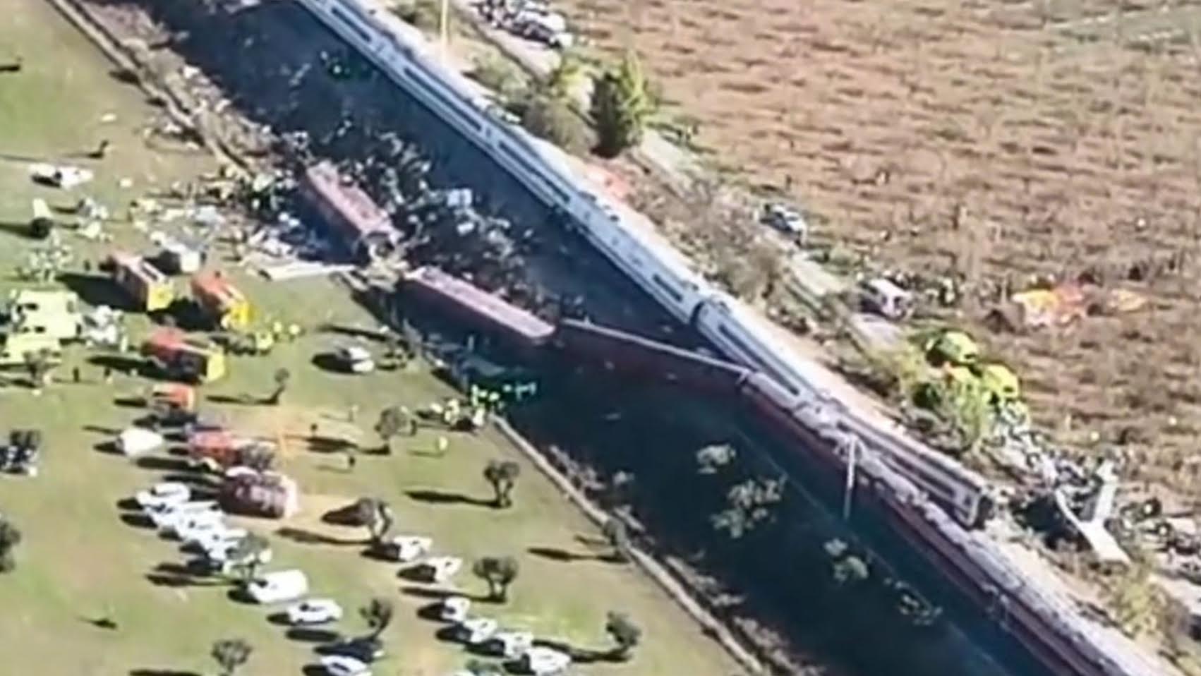 Imágenes aéreas de un dron de la Guardia Civil que muestran los dos trenes de alta velocidad siniestrados.