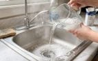Los fontaneros lo confirman: para desatascar las tuberías sólo tienes que echar un vaso de sal y después agua caliente
